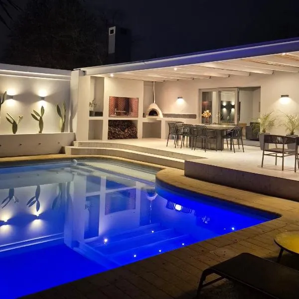 Central Stellenbosch Home (4 bed, pool & inverter), готель у Стелленбосі