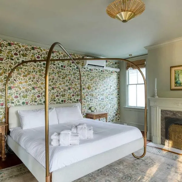 The Nicholas Veranda King Suite - Steps to King, hotel em Charleston