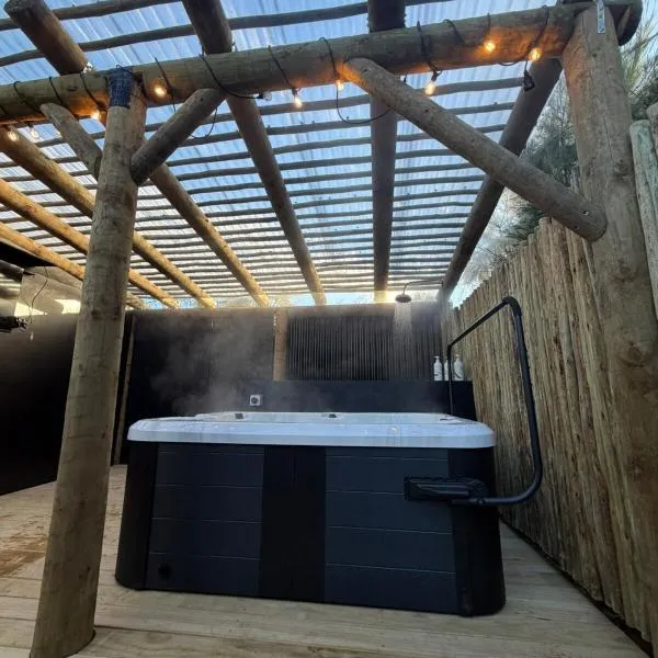 Romantic Glamping Bus, Heat pump, Spa & outdoor TV, Hotel in Kumeu