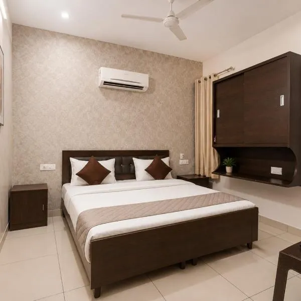 Hotel Devine Opp Jubilee Walk Mall & Near Gurdwara Sohana, hótel í Sohāna