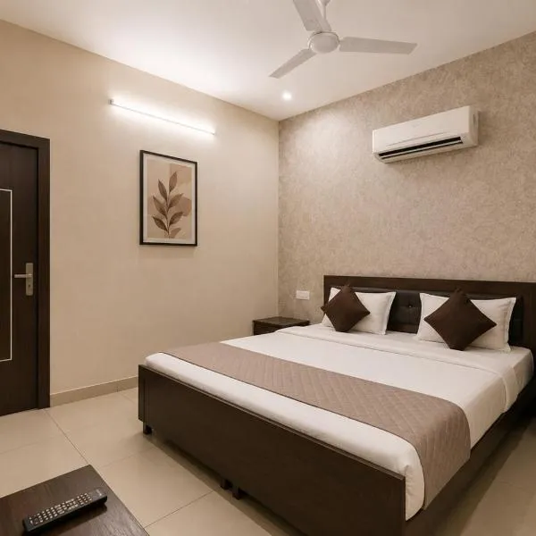 Hotel Devine Opp Jubilee Walk Mall & Near Gurdwara Sohana, hotel in Sohāna
