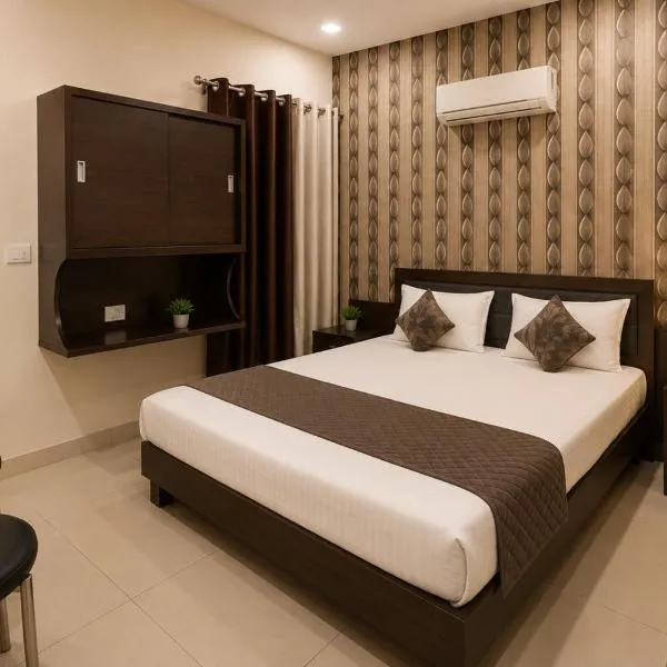 Hotel Devine Opp Jubilee Walk Mall & Near Gurdwara Sohana, ξενοδοχείο σε Sohāna