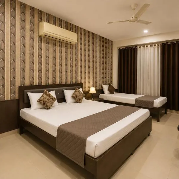 Hotel Devine Opp Jubilee Walk Mall & Near Gurdwara Sohana, hótel í Sohāna