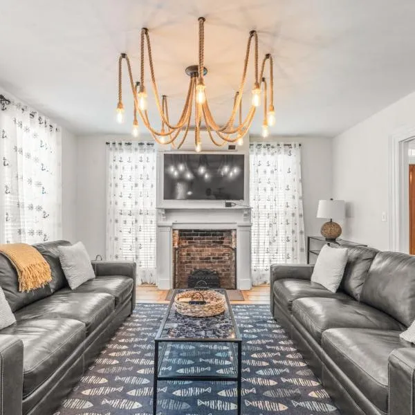 Historic Home, Walk to Seaport and Downtown, hotel v mestu Stonington