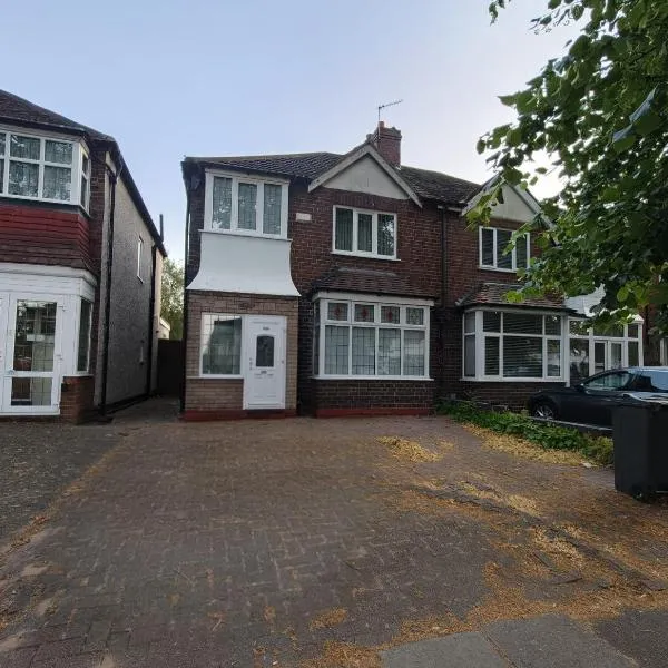 Central South Birmingham Home - 4 OR 6 Beds - Driveway Parking x2 - NR Solihull Edgbaston Moseley Pershore Road - Fantastic Equipped Home - NR Central Birmingham - O2 Academy - NIA - NEC - By Samina, ARZ Stays, хотел в Бирмингам