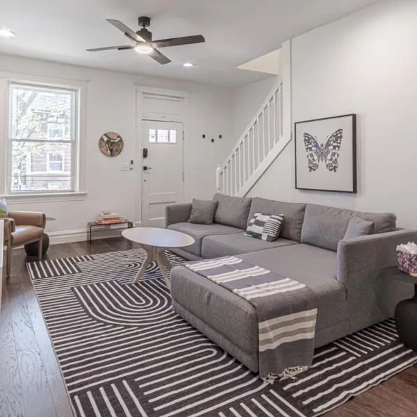 St. Louis Family Retreat w/ Crib, Pets & Parking, Hotel in Saint Louis