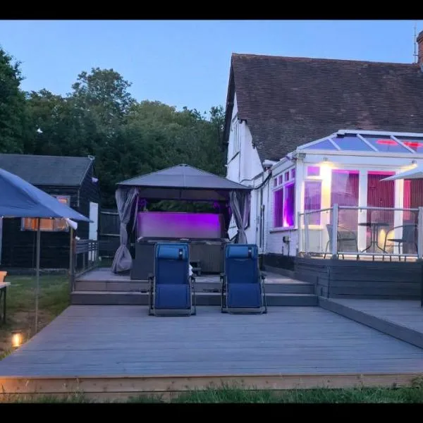 Unique House with Hot Tub jaccuzzi Near Harry Potter,London And Wembley: Elstree şehrinde bir otel