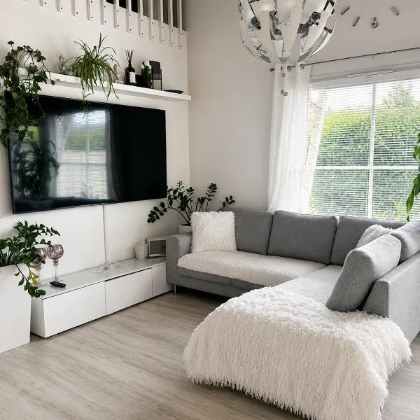 Hopea Villa, Vuokatin ytimessä sisältyy Sauna, ilmainen pysäköinti, Wi-Fi, iso 75smartTV, omapiha, sopii perheille, parvellinen tilava kaksio, 1x 160cm sänky, 1x 160cm vuode sohva, 2x 120cm sänky, отель в Вуокатти