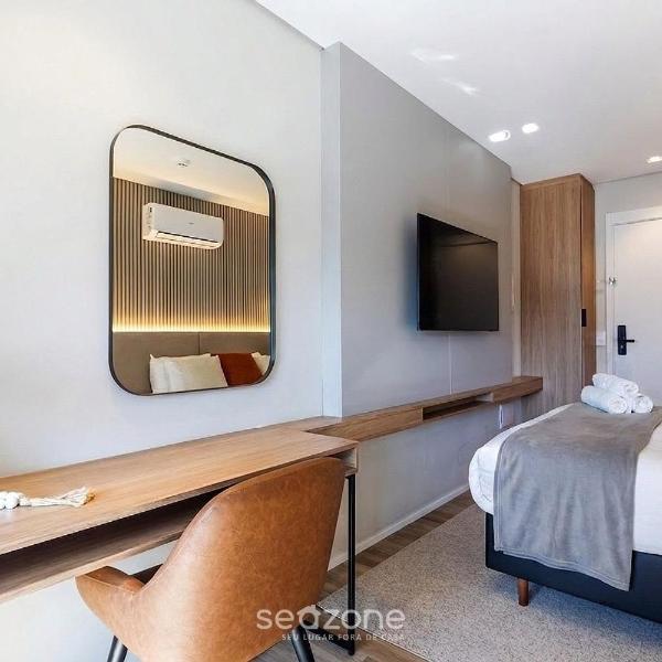 Studio contemporâneo com varanda em condomínio HMJ0714