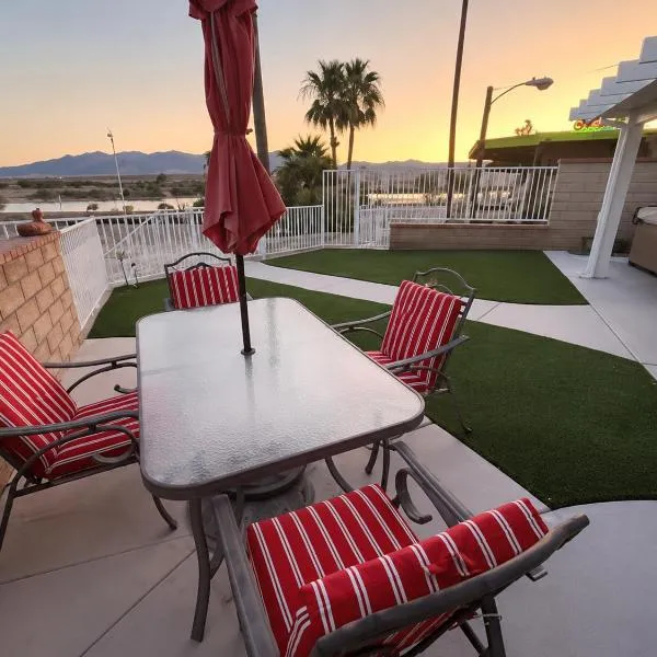 RIVERFRONT RUBY RED HOME WITH PRIVATE DOCK & View, hotel a Bullhead City