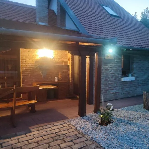 Glas house Aljmaš، فندق في Aljmaš