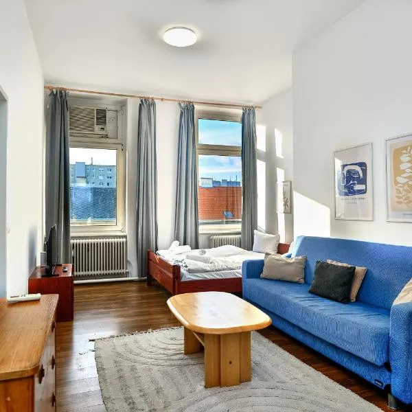 2 bedrooms & free parking, Hotel in Wien