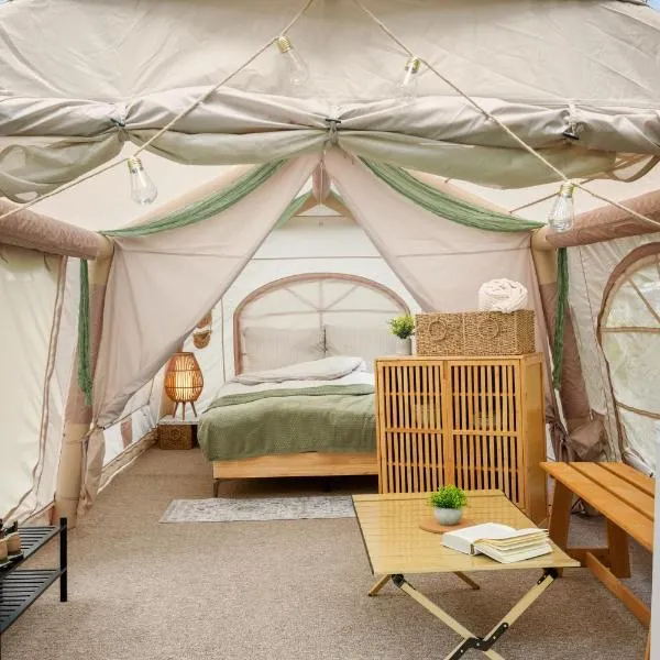 Romantisches Glamping Zelt auf Rügen - Übernachten mitten im Kiefernwald - nur 100m bis zum Strand - Ideal für Paare und kleine Familien - Zelt Nr 1, ξενοδοχείο σε Dranske