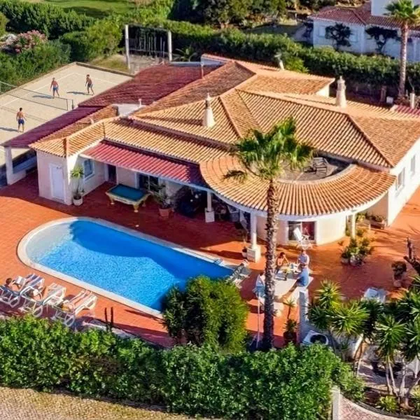 ALGARVE ONE - 8 rooms, 2 kitchens, private pool, billiard table and Beach-Volleyball Court, hotel a Carvoeiro