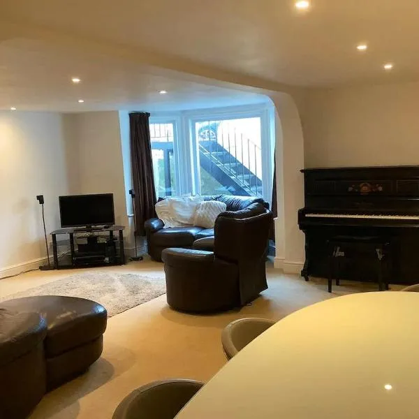 Large Seafront apartment close to Southsea Castle, hotel din Portsmouth