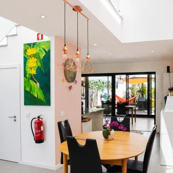 Casa Elegante V3 Moderna 2 Suítes, Jardim e Garagem Privados, hotell i Olhão