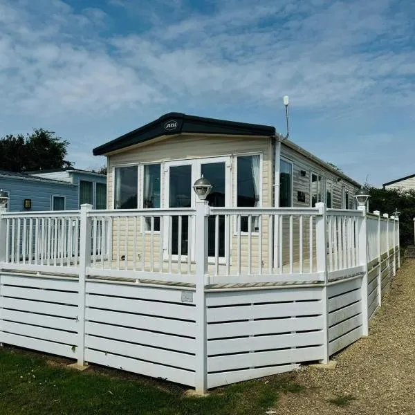 Lovely Caravan With Decking At Solent Breeze In Hampshire Ref 38051A, hotell sihtkohas Warsash