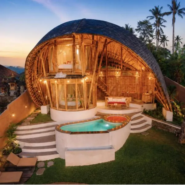 The Mundis Bali Villa - Bamboo Retreat with Private Pool & Mount Agung View: Selat şehrinde bir otel