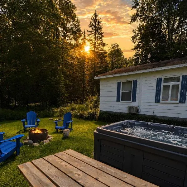Nature Chalet with Private Spa & Firepit, hotelli kohteessa Saint-Tite-des-Caps