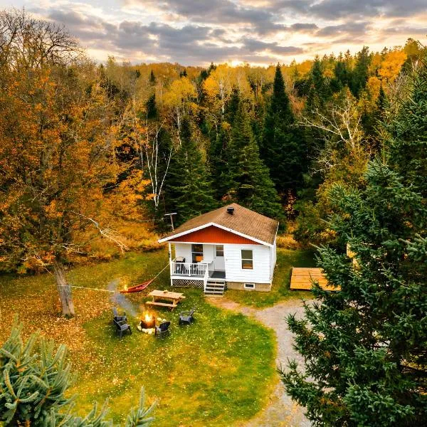 Chalet with Spa in the Forest- Nature Awaits, hotel i Saint-Tite-des-Caps