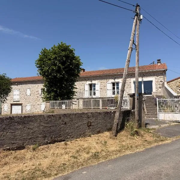 Maison spacieuse tranquille et calme PMR possible, hôtel à Cronce