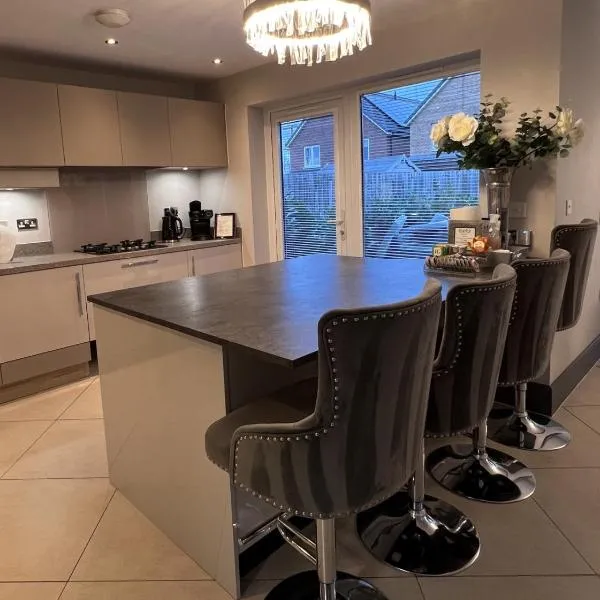 Luxury Durham Home, Sleeps up to 12, Free Parking, hotell i Durham