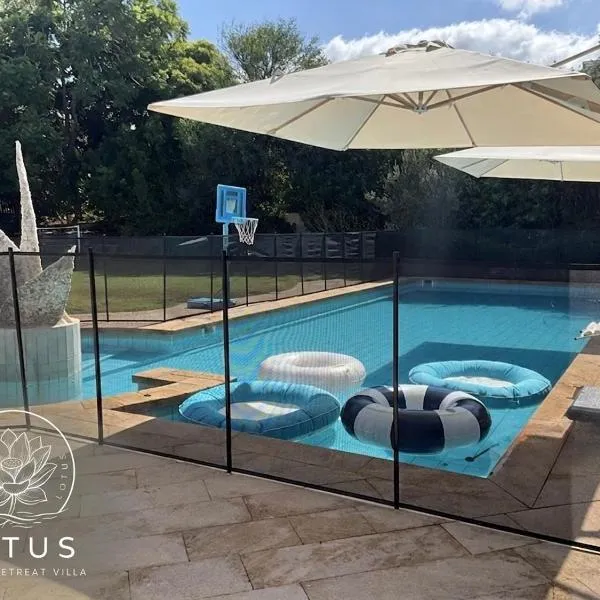 Luxury Villa with Private Pool,Minutes to Beach!, hotelli kohteessa Caesarea