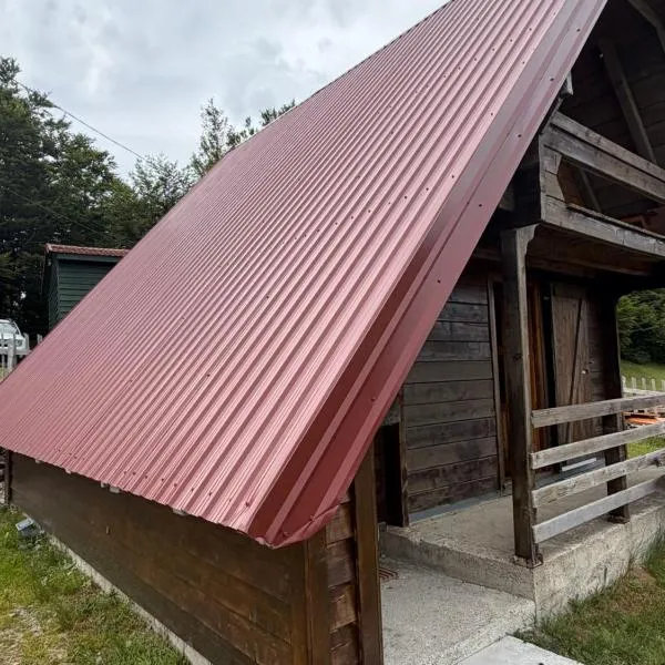 Planinska Koliba Mo, hotel Katun Božički városában