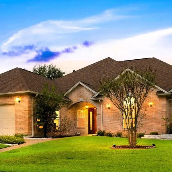Luxury Home with Gourmet Kitchen - 3 Miles to A&M, Sleeps 14, Hotel in College Station