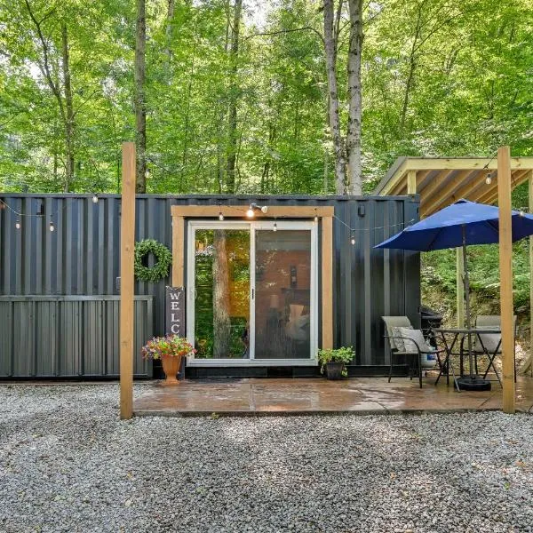 Tiny Home w/ Hot Tub & Mini Highland Cows!, hotel in Loudonville