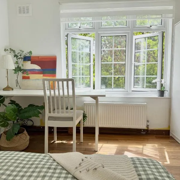 3 BR House - Near Tower Bridge - 5 min to Station wt AC, Hotel in London