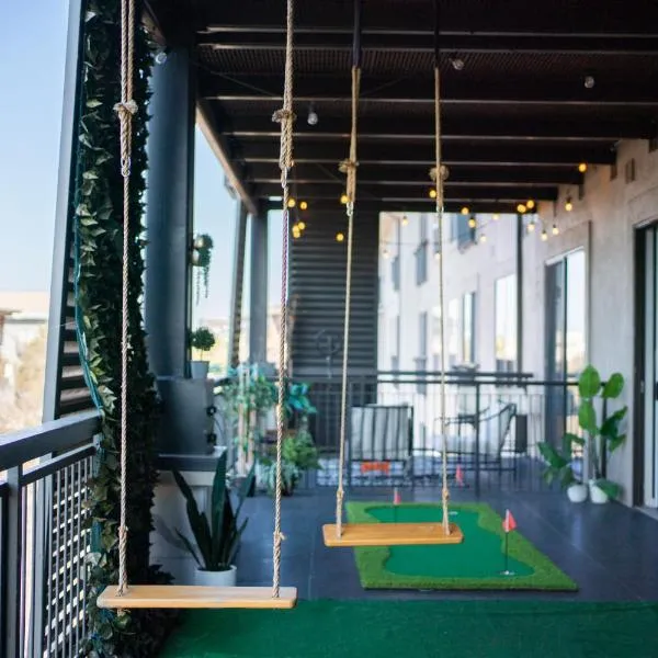 The Treehouse Spacious & Fun 2BR Retreat in the Heart of the Domain, hotel in Austin