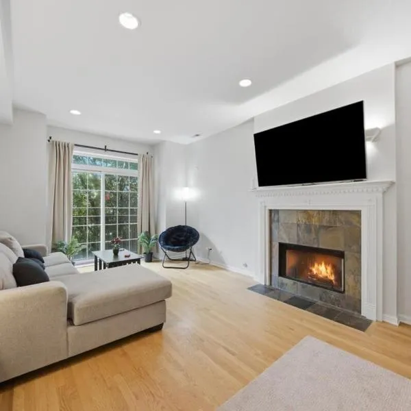 Closest Condo to The United Center 3 Bedrooms & Futon, отель в Чикаго
