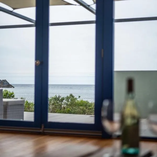 Unique beachfront retreat w panoramic sea views, Hotel in Sisters Beach