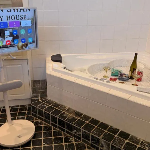 Work & Unwind - King Bed - 500MB WiFi - Game & Spa - Cinema - Heated toilet seat - Business Personal Event, hotell Sydneys