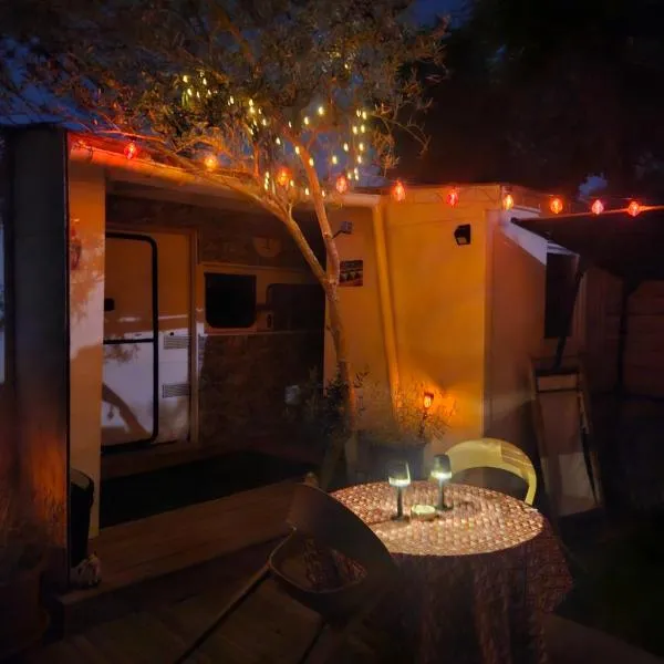 Escapade en caravane près d'aix en provence, hotel din Meyreuil