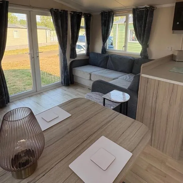 Billing Aquadrome 2-Bed Caravan Sleeps 6 Parking, viešbutis Nortamptone