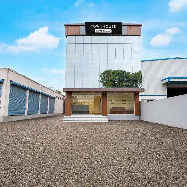 Super Townhouse Chakan Corporate Homestay Formerly New Royal Inn, hotel en Pune