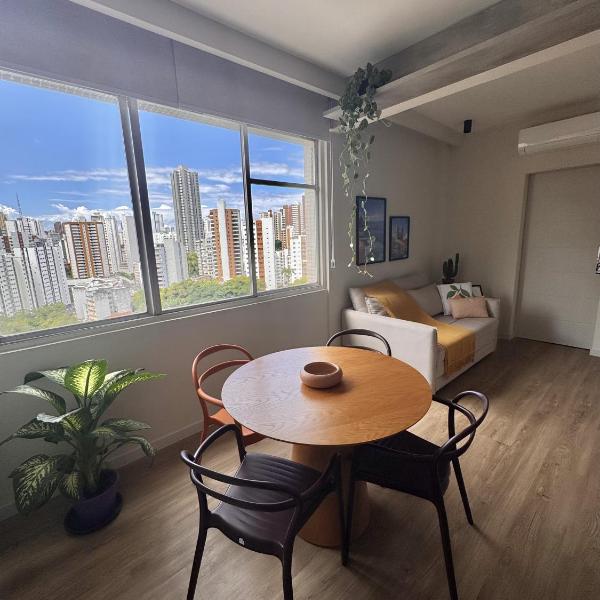 Quarto e sala no coração da Barra
