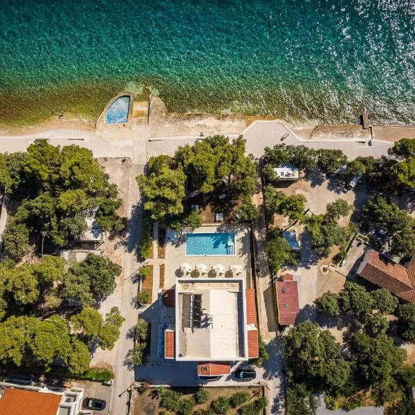 Beachfront Villa Nela, hotel a Petrcane
