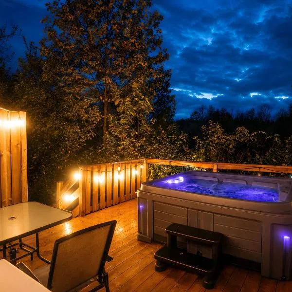 Relaxing Chalet Getaway with Spa Fireplace & BBQ, Hotel in Saint-Tite-des-Caps