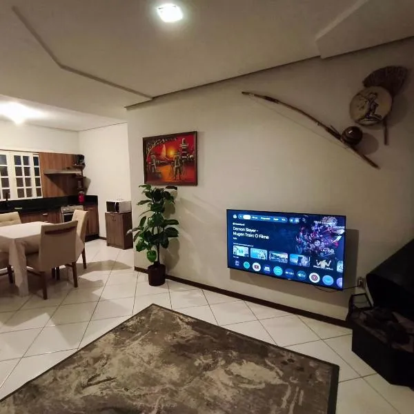 Casa completa com garagem e tomada para carro eletrico, hotel in Tubarão
