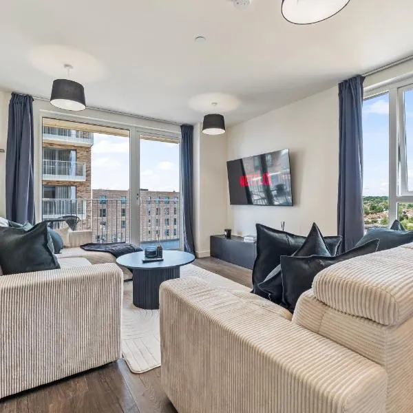Chic Stay 2BR 2BA 4 Stops To Wembley Sleeps 8, hotel en Hatch End