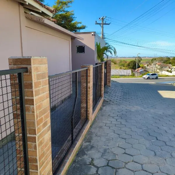 Casa completa com garagem e tomada para carro eletrico, отель в городе Тубаран