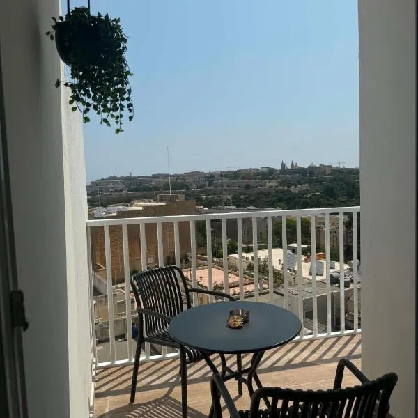 Top Floor Penthouse with Valletta Views & Terrace: Gwardamanġa şehrinde bir otel