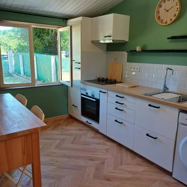 Cocooning house, hotel in Saint Loup Lamaire