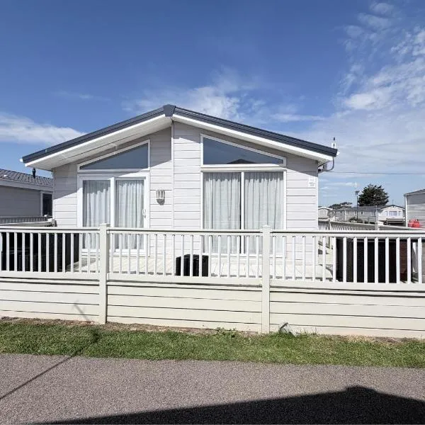 Luxury Lodge At Suffolk Sands Holiday Park Ref 45009Mv, hotel in Felixstowe