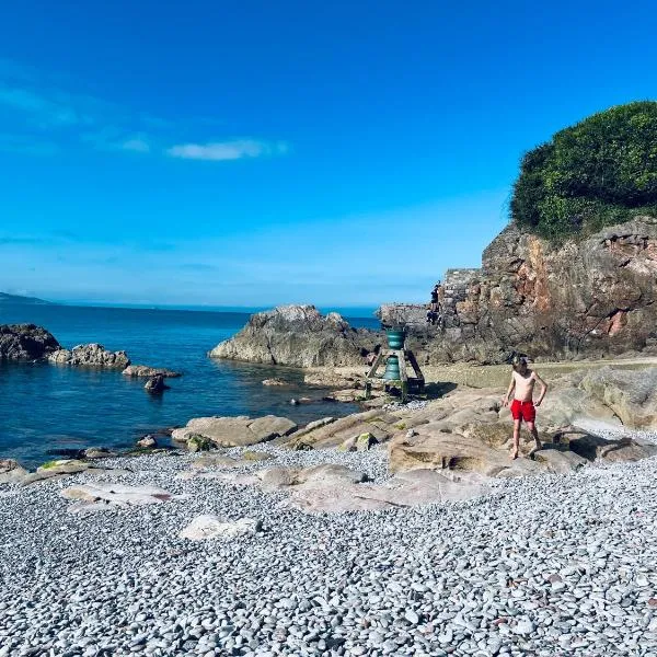Quirky fisherman's cottage by the sea in Brixham, hotell i Brixham