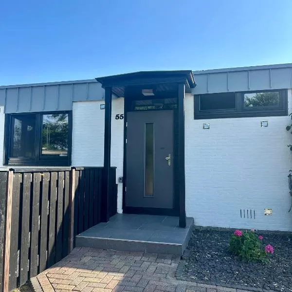 Bungalow kleine Deichperle, Strand, Deich und ein wunderschöner kleiner Ort in unmittelbarer, fußläufger Nähe!, Hotel in Lemmer