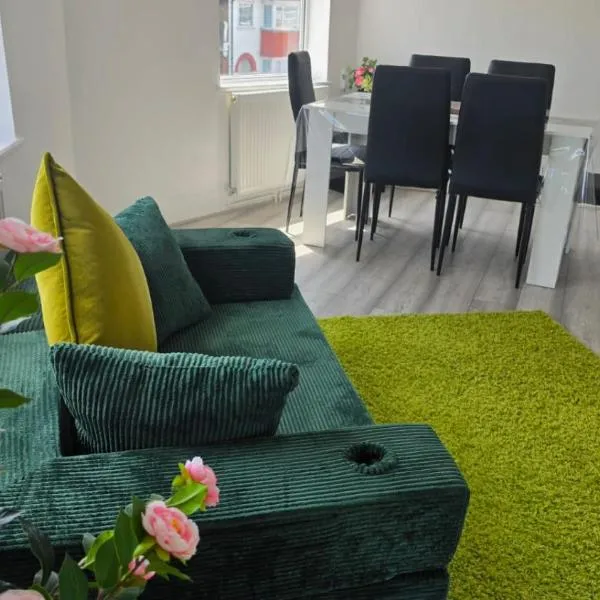 Spacious 2-Bedroom Flat Near Gidea Park Station, хотел в Ромфорд
